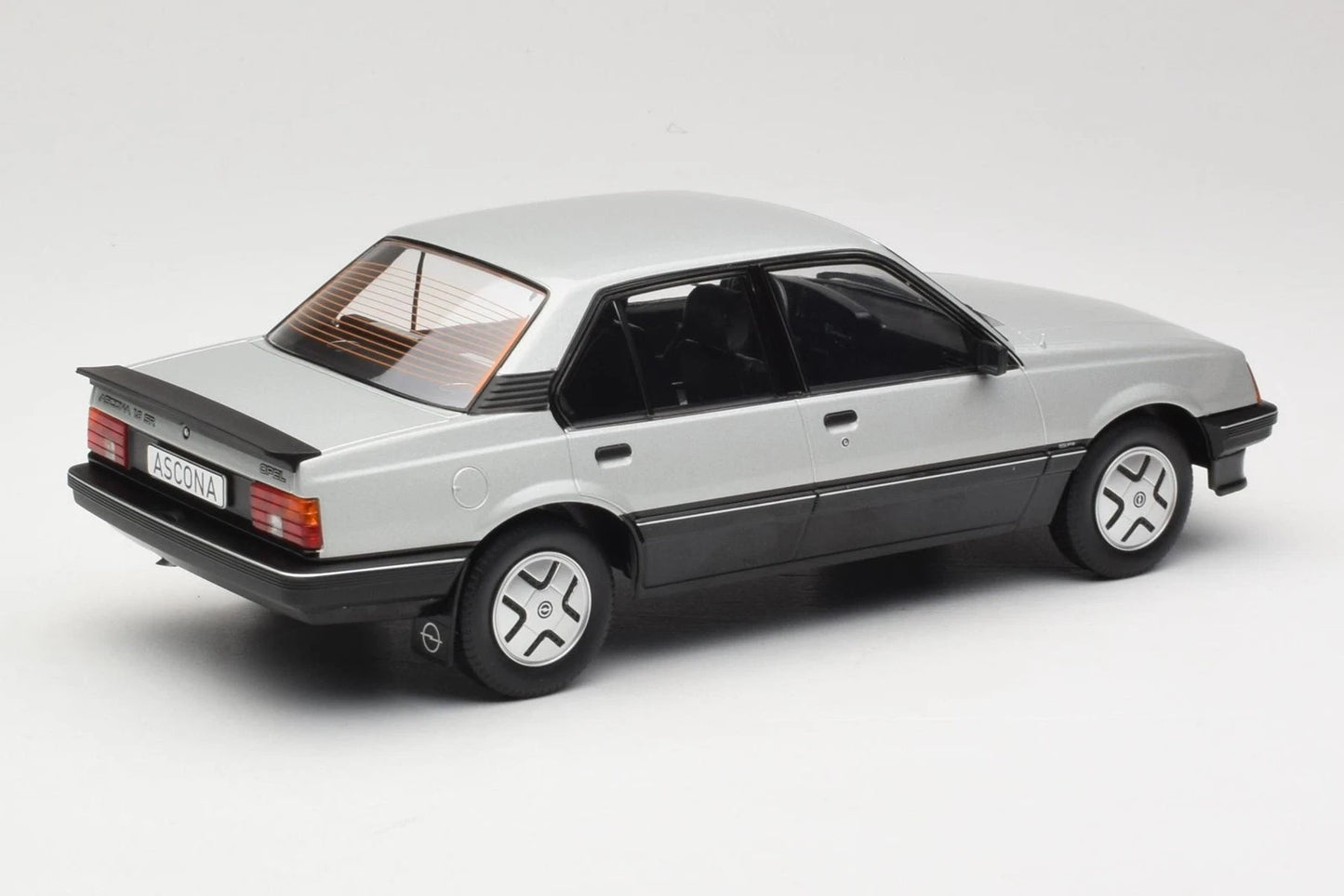 Opel Ascona C SR 1981 Silber 1:18 Modelcar MCG 18460 Опел Аскона Ц сив