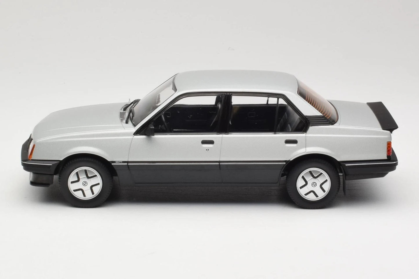 Opel Ascona C SR 1981 Silber 1:18 Modelcar MCG 18460 Опел Аскона Ц сив