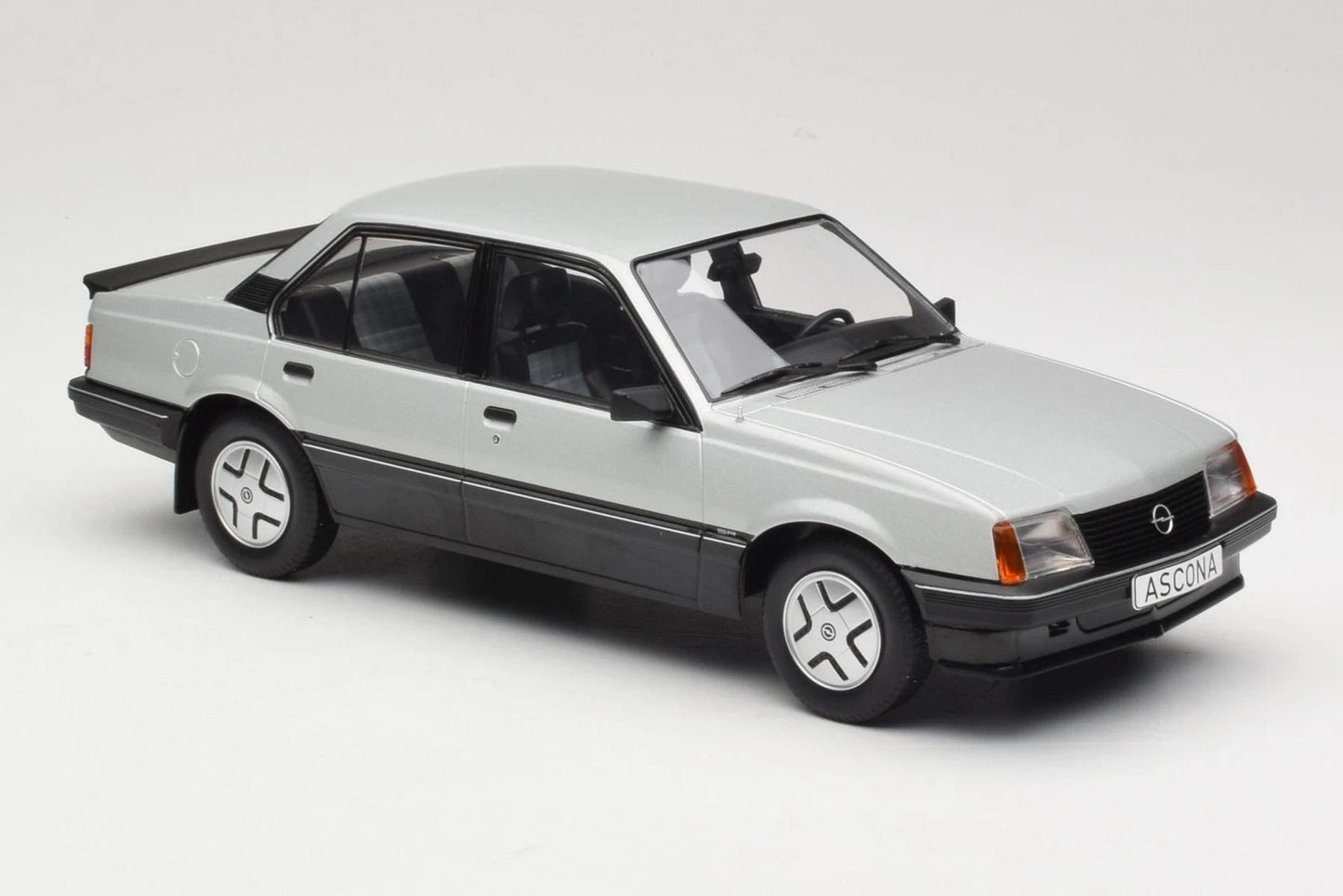Opel Ascona C SR 1981 Silber 1:18 Modelcar MCG 18460 Опел Аскона Ц сив