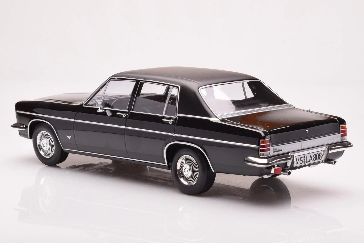 Opel Diplomat V8 black 1:18 Norev 183687 Опел Дипломат черен