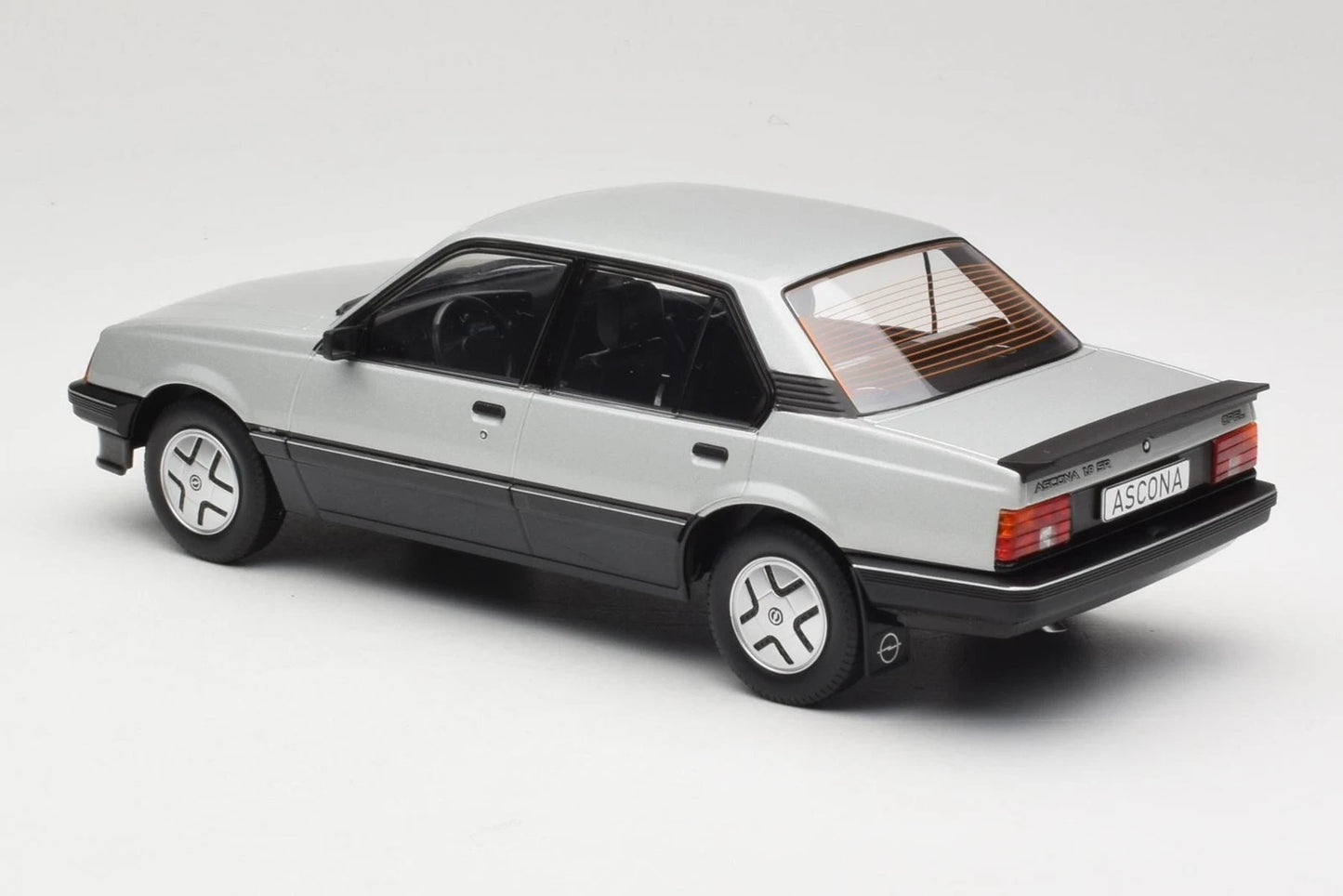 Opel Ascona C SR 1981 Silber 1:18 Modelcar MCG 18460 Опел Аскона Ц сив