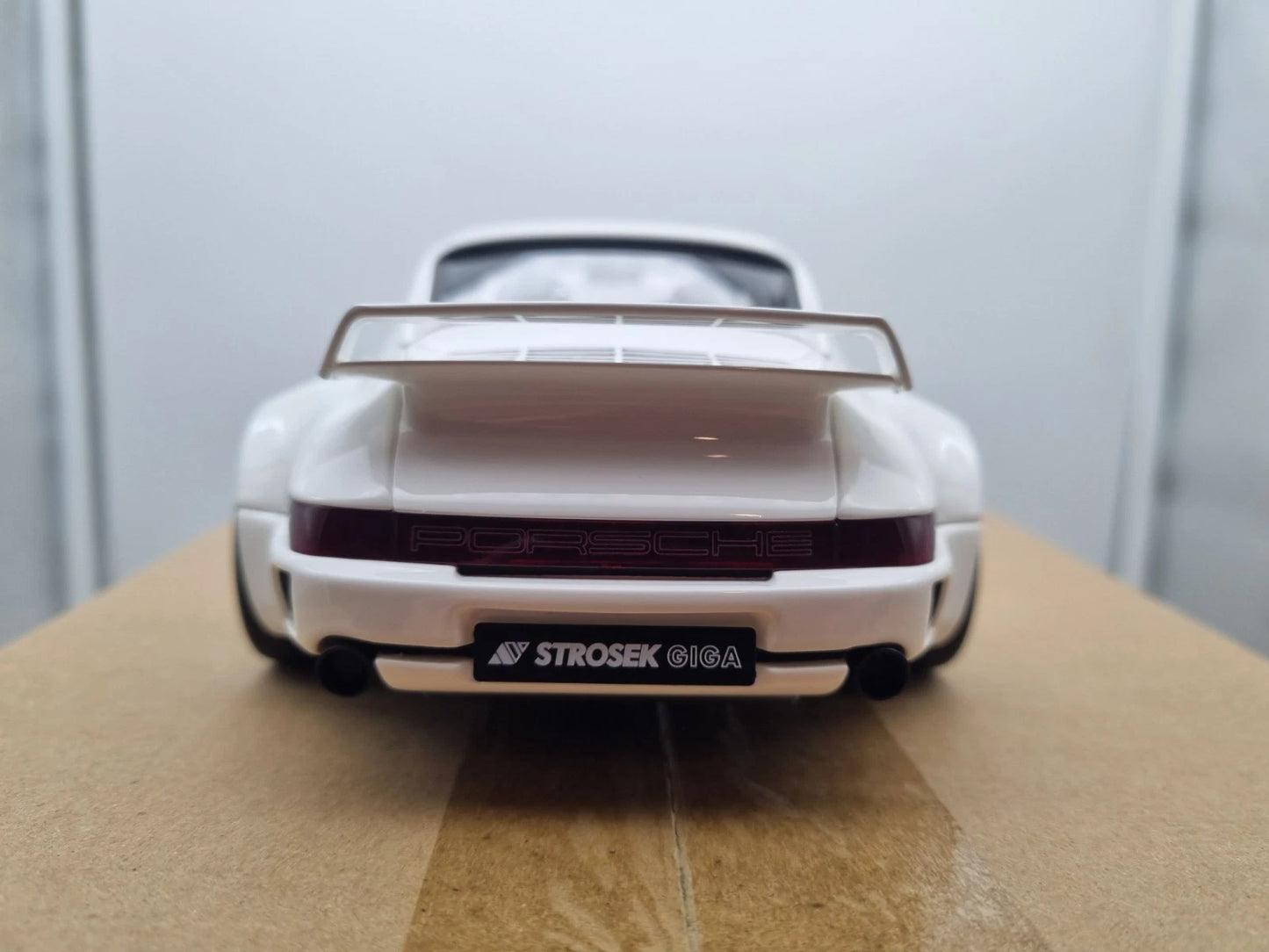 Porsche 911 Strosek white Limitiert 1:18 GT Spirit GT525 Порше 911 бял Лимитирана