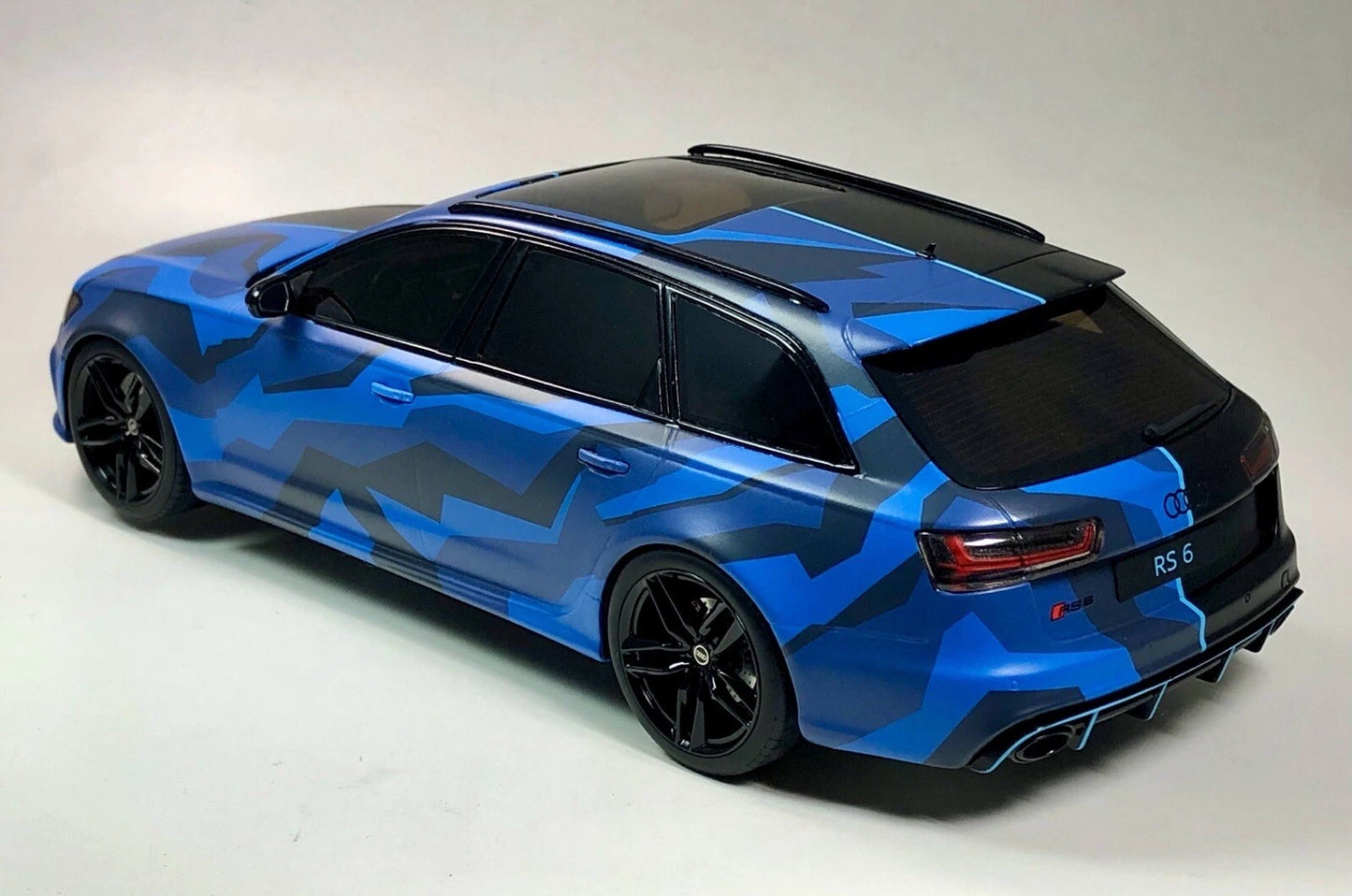 Audi RS6 4G Camouflage Resin Kombi blue/black Limitiert 314/1500 1:18 GT Spirit GT799 Ауди РС6 син/черен Комби Лимитирана